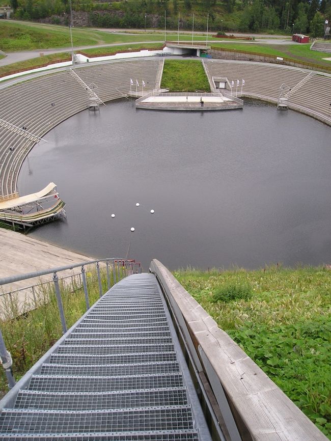 今は池ですが、ジャンプの季節には、着地地点となるのですね