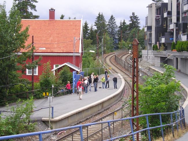 この駅からオスロへ戻ります。<br /><br />この路線でも、各駅名の表示横には、標高も表示されていまし<br />た。<br /><br />
