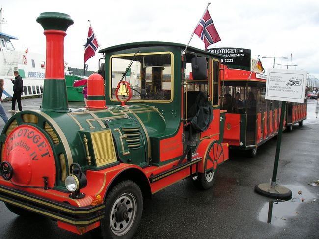 市庁舎前で船を下り、市庁舎広場へ<br /><br />ミニトレインです