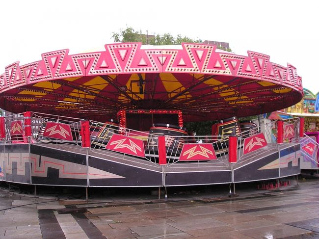 市庁舎前広場では遊園地のような乗り物がいくつかありました。