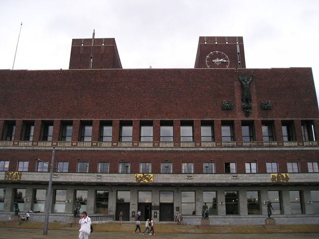 市庁舎<br /><br />海側を背にして