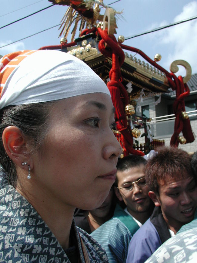 女性の担ぎ手。