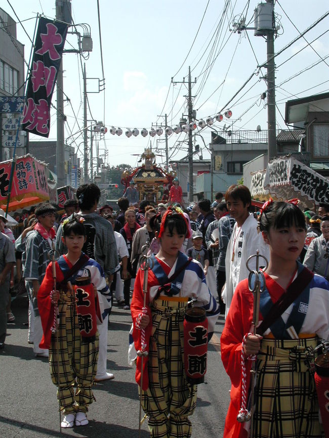 千貫神輿が練り歩く。