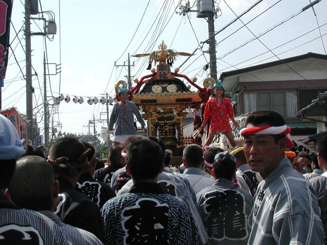 みこしに乗った子供二人が笛で盛り上げる。