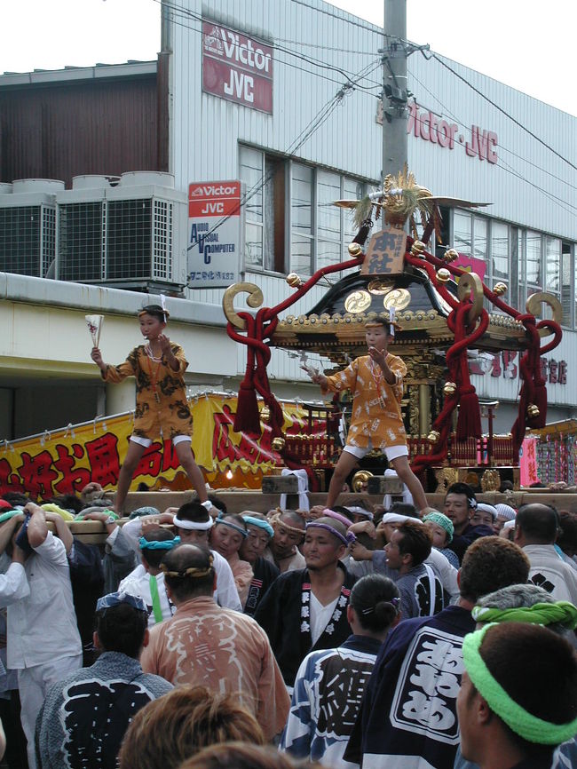 神輿の上に乗る子も変り。