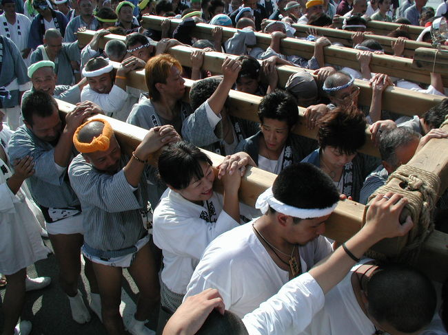 １００人近くで担ついても一人が１０分以上担ぐのは難しいと言われています。