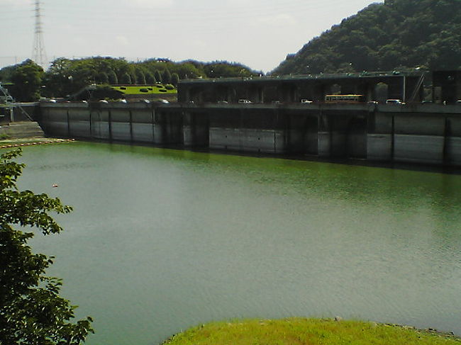 津久井湖、城山ダム・・<br />ダムの上を国道が走る・・