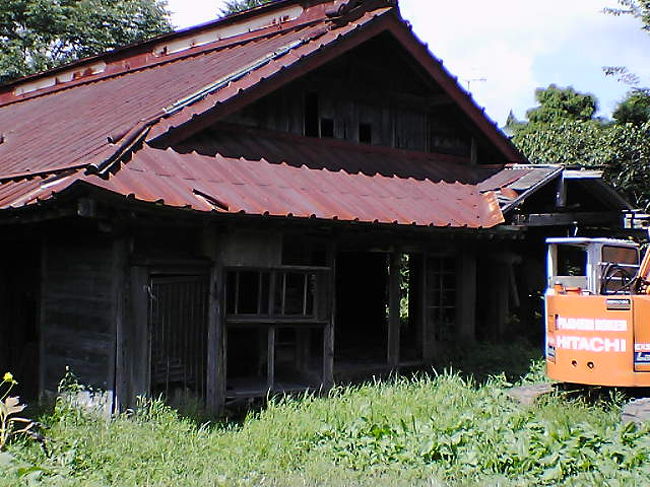 廃屋続き・・<br />ファミレスにもってこいの場所なのだが・・<br />長いこと、放置されている。