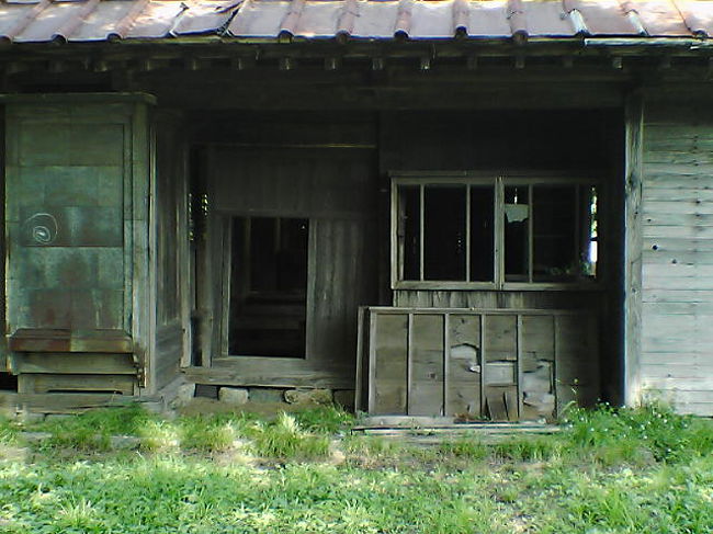 廃屋続き・・<br />勝手口あたり・・
