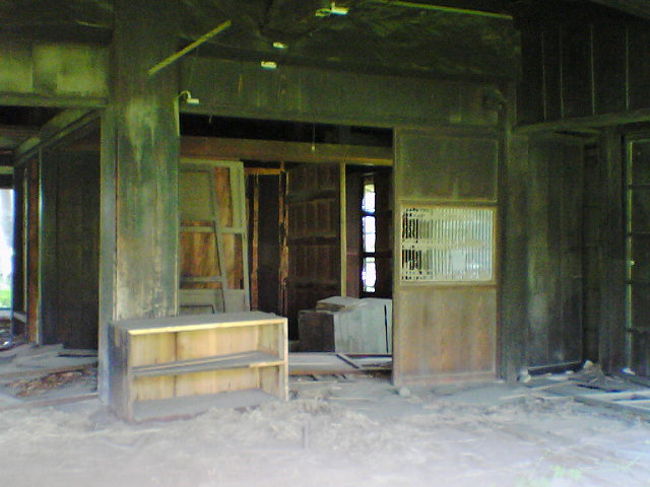 廃屋続き・・<br />内部は何もなく、風が通り抜けている・・