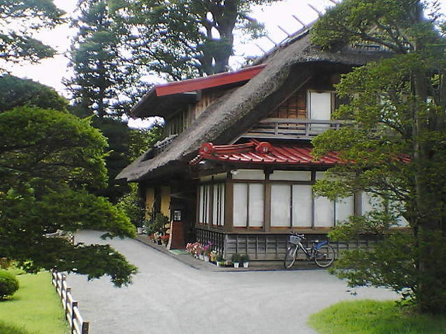 忍野八海近くの民宿・・<br />「鱒の家」と云うのだが、築１００年以上の民家に泊まれる。<br />二食付で８５００−<br />一度泊まってみたい・・