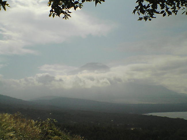 ♪アタマを雲の上にだし・・<br /><br />歌のように、山中湖から丹沢方面に行く展望所から・・富士山がチョコット見えた。