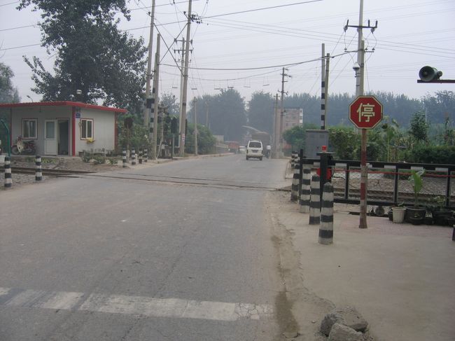 地下鉄2号線「四恵駅」から「402」バスに乗車。「大山子」で下車したら今度は「403」バスに乗り終点「環行鉄道」で降ります。「環行鉄道」バス停の東には踏切があり、道が続いていました。行ってみることにします。