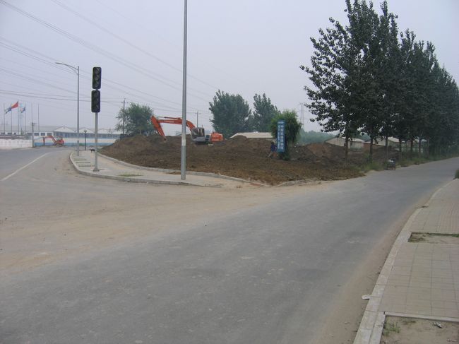 10ｍ歩くとまた看板が。右方向に行けとあります。