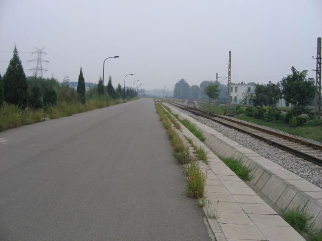 門をくぐってしばらく歩いてもまだそれらしき建物が見えません。