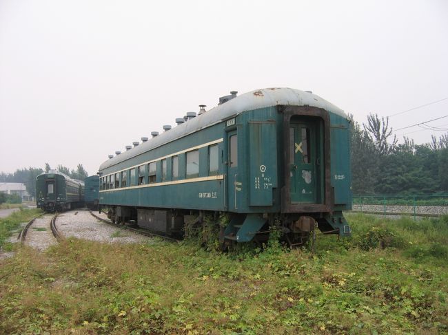 右手には客車が何台かとめてあります。