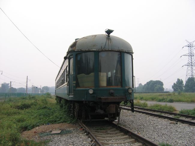 早速客車を物色します。まず現れたのがこの奇抜な車両。「中国鉄道研究」というサイトの説明によるとなんと満鉄時代の客車だそうです。（http://www.chinarailway.jp/museum_4.html）