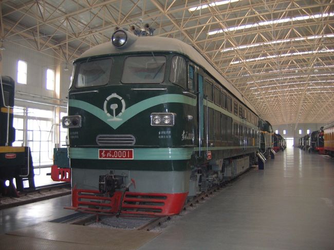客車の横には電機・ディーゼル機関車たちが並べられていました。こちらも乗車可能です。
