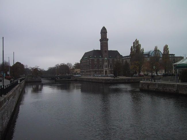 マルメの町には線路と並行するように運河があります。なかなかいい雰囲気でした。