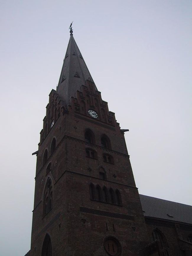 マルメ中央駅を出て運河を渡ると聖ペテロ教会S:t Petri Kyrkaの塔が正面に見えました。この教会は１４世紀に建てられたゴシック様式の建物です。