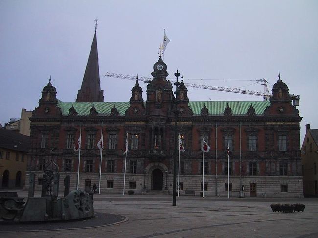 マルメ最大の広場がストートリィStortorgetです。この広場に面して重厚な建物の市庁舎があり、その向こうに聖ペテロ教会の尖塔が見えます。午後２時過ぎだというのに人が少なくひっそりしています。