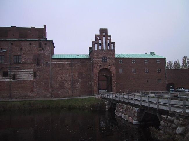 マルメヒュースMalm&amp;ouml;husまで徒歩で２０分程度。意外と遠かった。ただ、運河沿いには遊歩道があって、散歩にはちょうど良いかもしれません。天気もあまり良くなく寒かったので、それが少し残念でした。お城の周りは公園があっていいところですね。観光客も全くいませんでした。ところで、マルメヒュースは監獄として使われたこともあり、王様だけでなく囚人が住んだことがあるんですね。<br /><br />この後急いでコペンハーゲンK&amp;oslash;benhavnに戻りました。電車で約３５分。マルメとコペンハーゲンを結ぶ橋（&amp;Oslash;resundsbron、デンマーク語とスウェーデン語の合成語だそうです）が開通したのは２０００年７月です。両都市の行き来が随分と便利になったのでしょうね。橋の風景はちょっと殺風景で、残念ながら車窓という点では日本の瀬戸大橋に軍配が上がります。