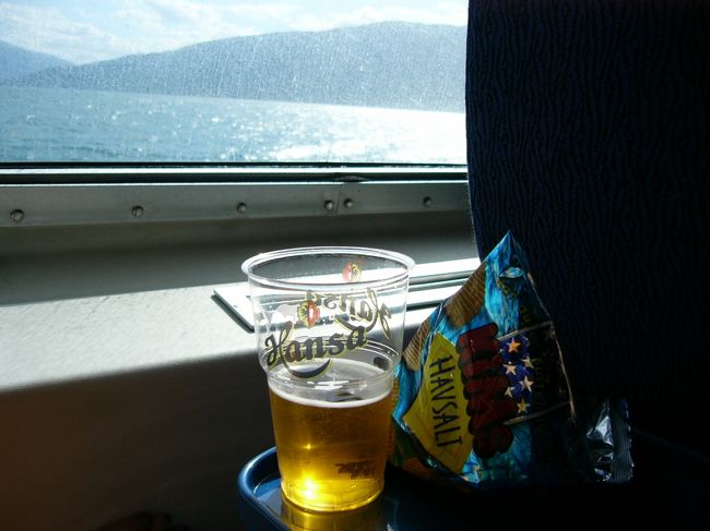 船内では、ビール片手に景色を眺めてました。