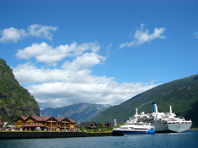ベルゲン行きの高速艇出発まで、３時間くらいあったので、<br />散策したり、美しいフィヨルドを眺めながら、のんびりと贅沢なひとときを過ごしました。<br /><br />