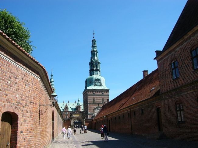 フレデリクスボー城に到着<br /><br />CPH駅からエストー（10,11,12ホーム）AE線終点のヒレロズ駅で下車して、駅前から市バス（701,702）に乗って5分のところにありました。<br /><br />