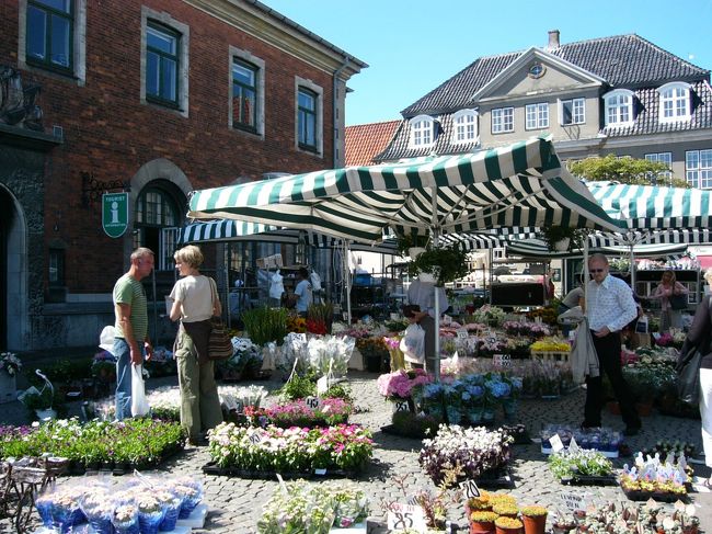 クロンボー城へ向かう途中の街の風景<br />安いお酒を買いに来るスウェーデン人も多いんだろな。。（笑）