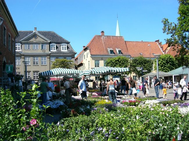 クロンボー城を満喫した後、いよいよこの旅で一番行きたかった場所、ルイジアナ現代美術館に向かいました！<br /><br />ヘルシンオア駅に戻り、フムレベック駅で下車<br />駅を出てから真っすぐ歩いて、最初のとおりを左折してひたすら真っすぐ歩いたところにありました。美術館は右手にあります。<br />１５分くらい歩いたかな、ホントにこんなところにあるんだろうかと思いながら結構歩いたような気がします。<br /><br />帰りは、美術館を出て来た道の反対側にバス停があったので、２０分位まって駅まで帰りました。<br />暑い中歩くのは大変だったので、行きもバスに乗ればよかったな。