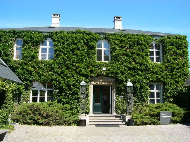 ルイジアナ現代美術館に到着！<br />入場料は１人、８０Dkr<br />http://luisiana.dk/<br /><br />ここは絶対オススメ！！<br /><br />外観は蔦で覆われてこじんまりしてましたが、中に入るとローケーションが素晴らしく、とてもセンスのよい美術館でした。<br />美術館で過ごすことが大好きな私にとってはたまらない場所です！<br />訪れたときは、「ポール・ケアホルム展」が開催されていました。<br />椅子を創る過程や図面が展示してあってとても興味深かったです。