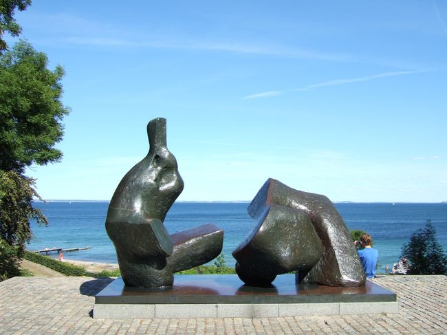 庭園にはヘンリー・ムーアの彫刻<br /><br />彫刻が海と一体化して新たなアートに変化してるような気がしました！（あくまで自身の感想です。笑！）<br />訪れた時期は夏でしたが、真冬の庭も見てみたいな〜。<br />きっと、感じ方が違うだろうな。