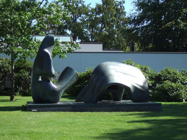 今度は緑に生える彫刻<br /><br />ガラス張りの回廊から庭園にある作品を見るのも素敵です。