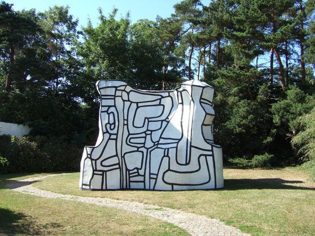 庭園にはいくつもの彫刻がありました。<br />美術館をくまなく回り、作品を堪能した後は、<br />最後にお決まりのミュージアムショップへ<br />面白くて、ついつい長時間過ごしてしまいます。<br /><br />十分満喫したあとは、ヤコブセンの聖地へ。<br />