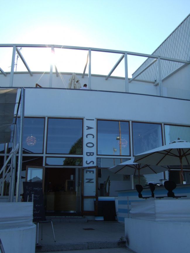 レストラン・ヤコブセン<br />http://www.restaurantjacobsen.dk/<br /><br />美術館からバスでフムレベック駅まで戻りクランペンボー駅で下車<br />駅を出て右に進んだら右折し、海側（ベルビュービーチ）に向かって下り歩き、通りに突き当ったらまた右折して海沿いを歩くと右手に【レストラン・ヤコブセン】はありました。<br />ベルビューシアターに隣接しています。<br />地図を持たずに行った私たちでしたが、地元の人に聞くと辿り着けました。<br /><br />ここはアルネ・ヤコブセンが手がけたリゾート地。<br />レストランの近くには白い集合住宅ベラビスタもありました。いずれも徒歩圏内なのですぐに見つけられます。