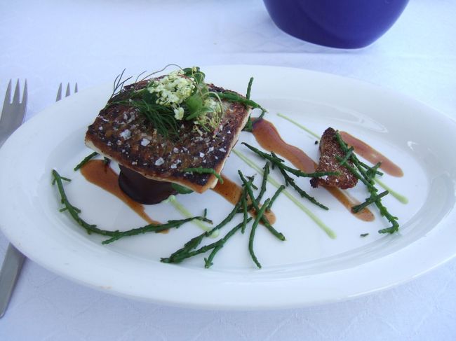 ビールとメインにお魚料理をチョイス<br />とても身がプリプリして美味しかったです！！<br />しかし、お値段は高〜い。