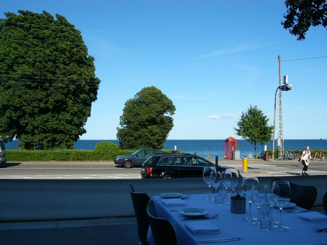 ベルビュービーチが望めます。<br />私たちの外に、品のある年配のご夫婦１組、それに４、５人のグループで食事している人達がいました。<br />７月なのに外は海の近くとあって風も強く日陰のせいもあって寒かったです。<br />寒そうにしていた私たちを見かねてか、店員さんがストーブまでとはいかないけどそれに近い暖房器具に火を付けて暖かしてくれて、さらに膝掛けを配ってくれました。<br />レストランもよかったけど、共に旅してきた友人とゆっくり食事できたことがなにより愉しいひとときでした。。でも友人は寒さに震えながら話してたけど〜！笑！<br /><br />ヤコブセンのプチ聖地巡りを終え、CHPへ戻りました！