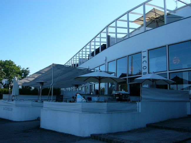 レストランは思ったほど大きくなく意外でした。<br />カトラリーから照明、椅子までヤコブセンづくしです。<br />ヤコブセン好きにはたまりませんよ。<br />予約なしで突撃しましたが、時間帯が悪かったのかな？レストラン内での食事は無理でした。<br />テラスでの食事はOKだったので夕食をとることに。。<br />食後、せっかくなので、店員さんにお願いしてレストラン内を見させてもらいました。満足！