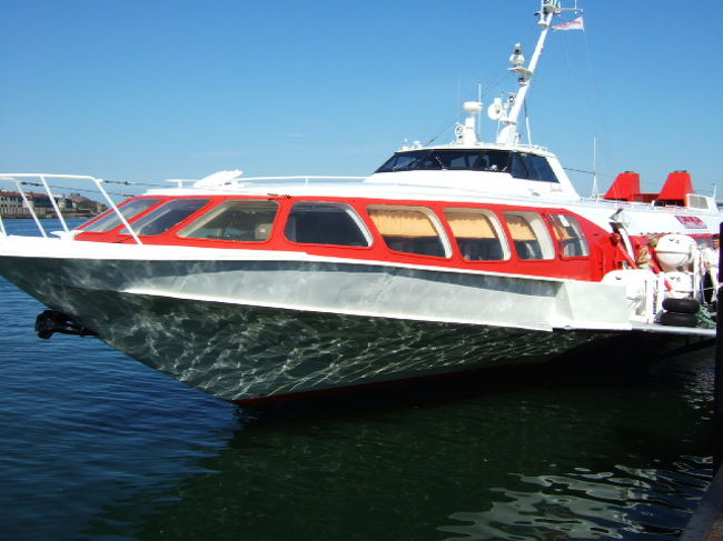 　ヘルシンキからエストニアの首都タリンまで、船でビザなしで気軽に行ける！　というのを「地球の歩き方」で知った私たち。博物館などの休館が多い月曜日に、足を伸ばしてみることにしました。<br /><br />　しかしタリン行きの船はけっこうでてるらしい。前日に２箇所のターミナルへ寄って値段を確認したところ、宿の近くから出るノルディックジェットライン（普通クラスが片道２３〜４１ユーロ＝時間帯によって値段が変わる）より、シリヤラインが出ているマカシーニターミナル（日本大使館の近く）のリンダラインが安かった。<br />　普通クラス（ツーリストクラス）で往復が４２ユーロなのです。<br /><br />　ところが朝いちで行ってみると、ツーリストクラスは満席。ランクが上のリンダクラス（往復５４ユーロ）になるとのこと。仕方がありません。<br />