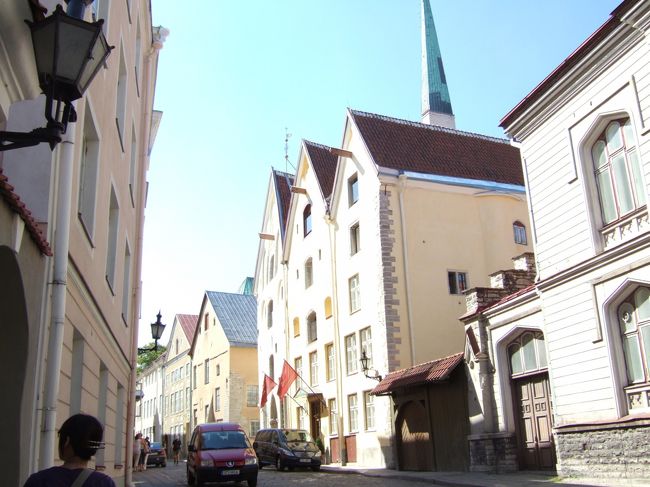 　とにかく地図が欲しいのですが、なかなかインフォメーションが見つからない。<br />　それに、人気がない。。<br />　見かけは中世の町ですが、窓からのぞくと、散髪屋さんがあったりお店があったり、フツーに生活してる。<br />　しかし、どこ向いても絵になる風景。