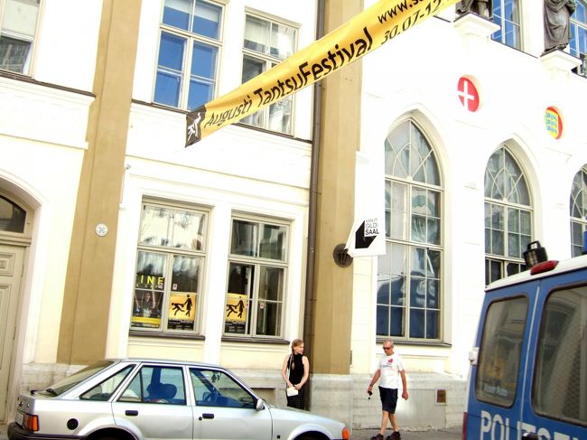 　ふとみると黄色いポスターや垂れ幕がかかっています。<br />　黒いサインはどうみてもスリをしている人。<br />　スリに注意のサインか？　と思ったのですが、なんだか催し物のポスターのようにも見えます。<br />　いったいなんなのでしょう。