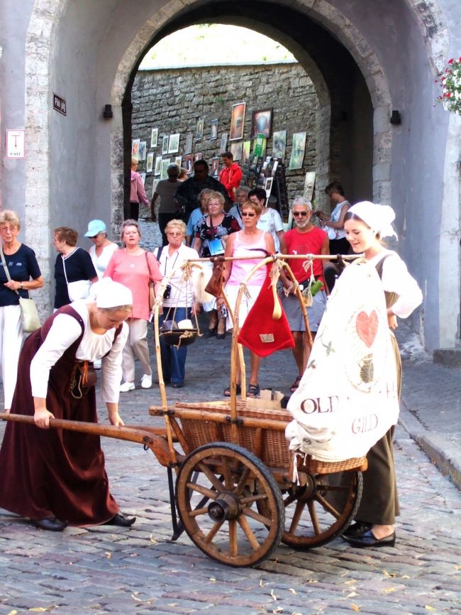 　いきなり広い広場に出たかと思うと、すごい人！<br />　どこにこれだけの人がいたのかと思うくらいにぎわっています。<br />　広場にはカフェ、レストランがあって、みんなのんびり飲んだり食べたりしてる。<br />　この雰囲気、数年前に行ったベルギーのまちににてるなあ。。<br /><br />　かわいいお姉さんがワゴンをひっぱってきていました。おみやげ物を売っているようです。