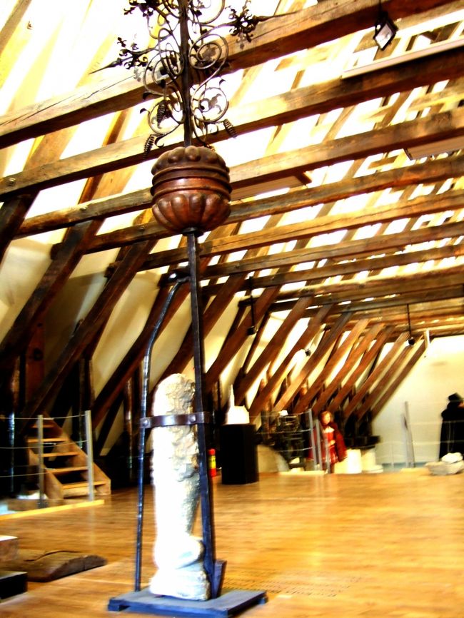  ２階はキッチンや執務室？や市民のホールなどがあってそれなりに調度品やら壁画やら興味深かったのですが、さらに上に続く階段をあがってびっくり！<br />　なんと巨大な屋根裏！！<br />　木組みの構造が見られるようになっていました。<br />　信州の合掌造りの屋根ってこんな感じじゃないかしらん。<br />　この屋根裏を含めてタウンホールの壊れたところを修理復元していく様子が写真パネルで展示してあります。<br />　世界遺産の指定の影には、こういった地道な作業があったのだろうなと。