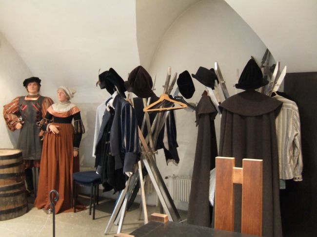 　あがってきたのと別の階段があって、降りてからちょっとその階段をのぼってみると、武器の置き場とか写真のような中世の衣装部屋がありました。<br />　衣装がたくさんつっている横にはカウンターみたいなのがあったのですが無人。<br />　観覧客が多いときには、貸し衣装サービスでもしているんじゃないかと推測。（着れなくて残念）