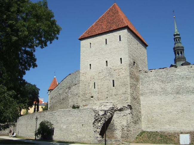 　てくてく歩いて歩いて、最後、坂をのぼったところがトーンペア城。石積みと赤茶色の屋根。ところどころ崩れかかっている様がなんとも中世です。広場ではこどもたちが写生をしていました。