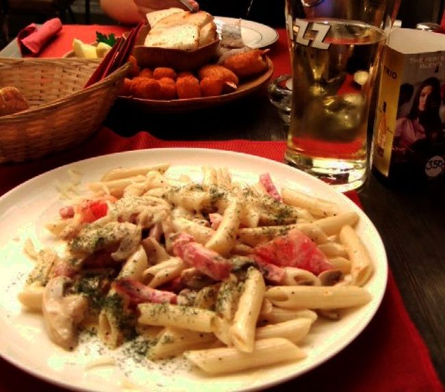 　エストニアの名物料理なんてわからないので、とにかくメニューを見てパスタを頼みました。<br />　これがなかなか美味！　日本のちょっとおいしいイタ飯で出てきそうな味です。<br />　いっしょに注文したのがフィズだったのですが、これはミョーに甘くて失敗。ビールにしとくんだった。