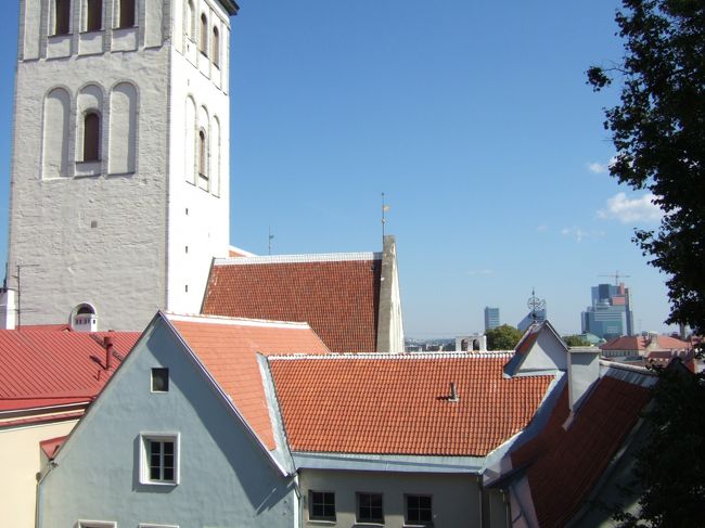 　城から市内を見ると、中世の町並みの向こうに近代的な建物が。。　あちらがいまのタリンのまちなんでしょう。