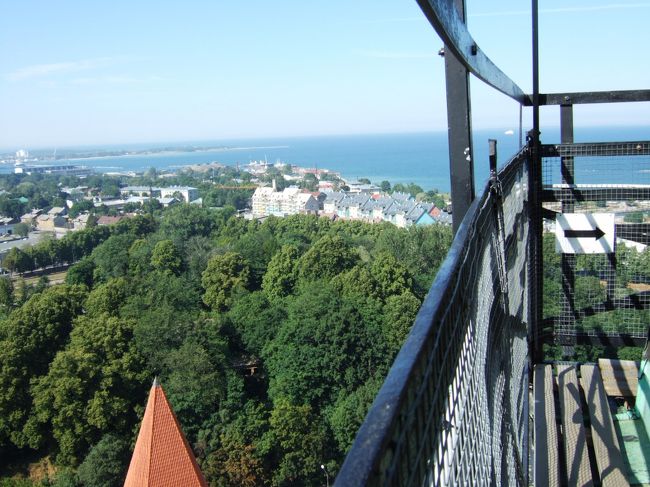 　さて、もう船の時間を気にしなくちゃならなくなってきました。相方の○ちゃんは、もっとあとの船にしとくんだったと悔やんでいます。来るまではまさかタリンってこんなに見所があるとは思ってなかったんだものねー。<br />　入り口まで急いで戻って、１６２５年まで世界一の高さをほこっていたという聖オレフ教会へ。（その後火災が続いて今は１２３．７メートルだそう）。ここの中は上れるようになっているのです。。<br />　お金を払ってらせん階段をぐるぐるぐるぐる。。。<br />　とにかく狭いので上から人が降りてくるたびにヒヤヒヤしながら上りました。<br />　で、ようやくそとに出たところがこの景色。<br />　決して展望できるスペースがあるのでなく、あとからとんがり屋根にとってつけたように足場が組まれているので相当怖いのですが、、絶景です！！