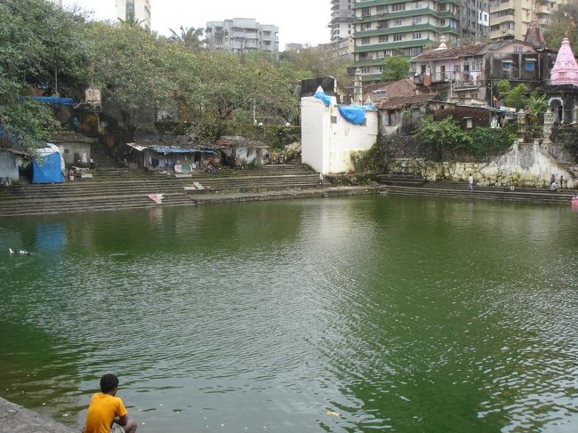 途中マーケットぽいところを下に降りていくと、何と、こんな所に池が！！　その周りを囲うように古い寺院が沢山建っている。１７００年代に作られた古いVillageらしい。偶然に迷い込んだAncient Village。108の寺院があったらしい。中央の池は山から流れてくるFresh Water,　外に広がるSalt Water。地球の歩き方には載っていない、とても不思議な場所だった。